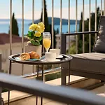 Sea View & Garage - Modern 3br