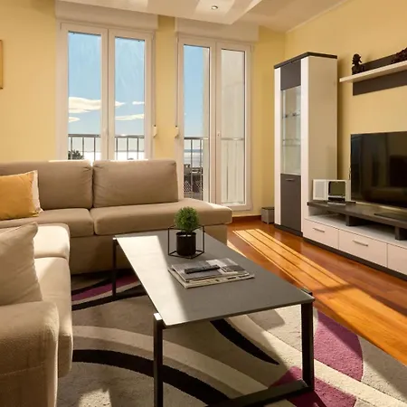 Sea View & Garage - Modern 3br Split