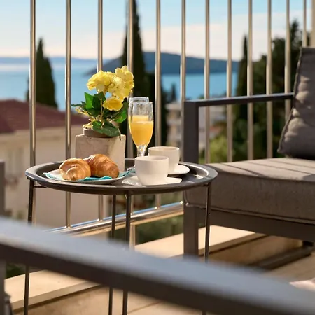 Sea View & Garage - Modern 3br