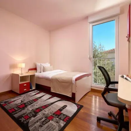 Apartment Sea View & Garage - Modern 3br