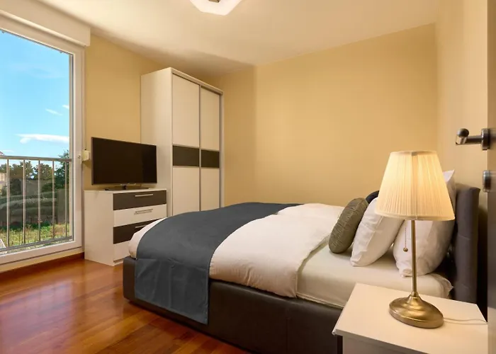 Sea View & Garage - Modern 3br