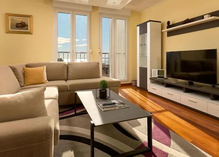 Sea View & Garage - Modern 3br Split